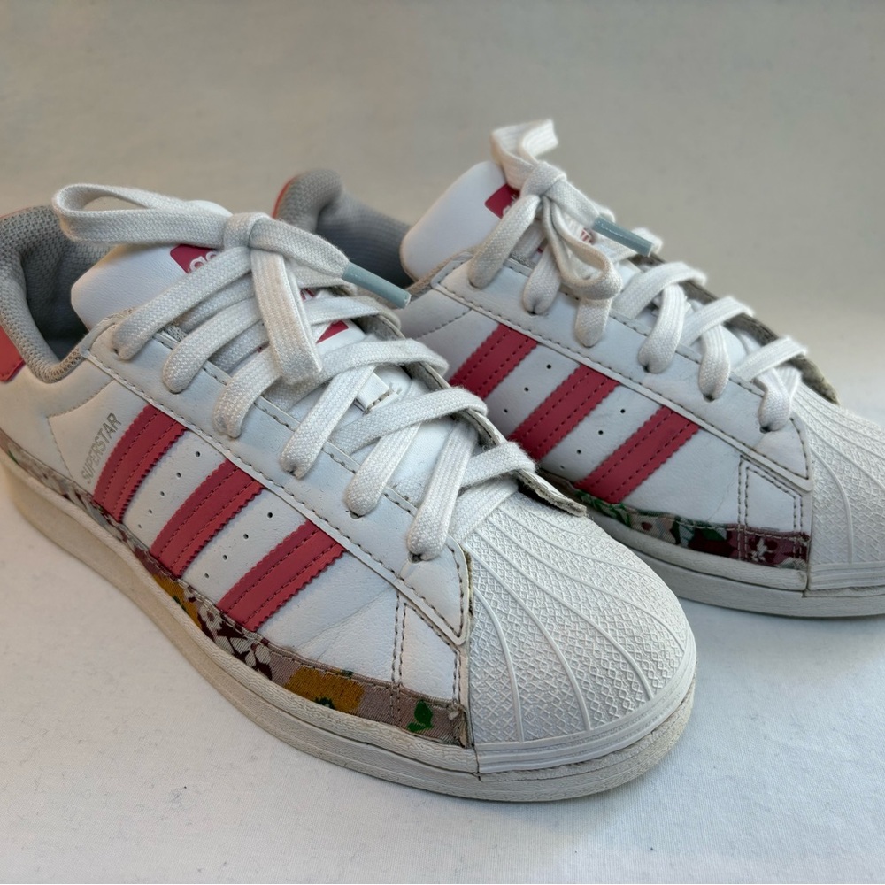 adidas Kids White & Pink Floral-Trim Superstar Sneakers